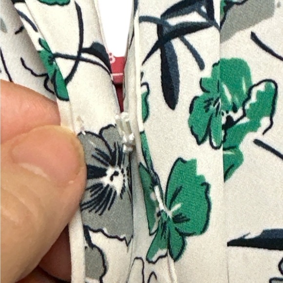 Cleo Petites sleeveless blouse hidden placket collar side slits - Picture 5 of 7